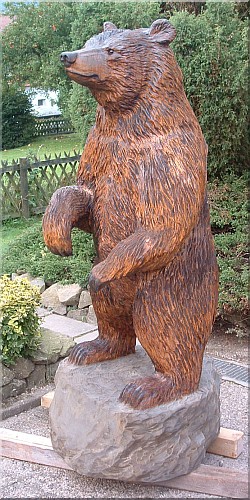 B�r holzwerker jochen Adam schnitzen mit der motors�ge